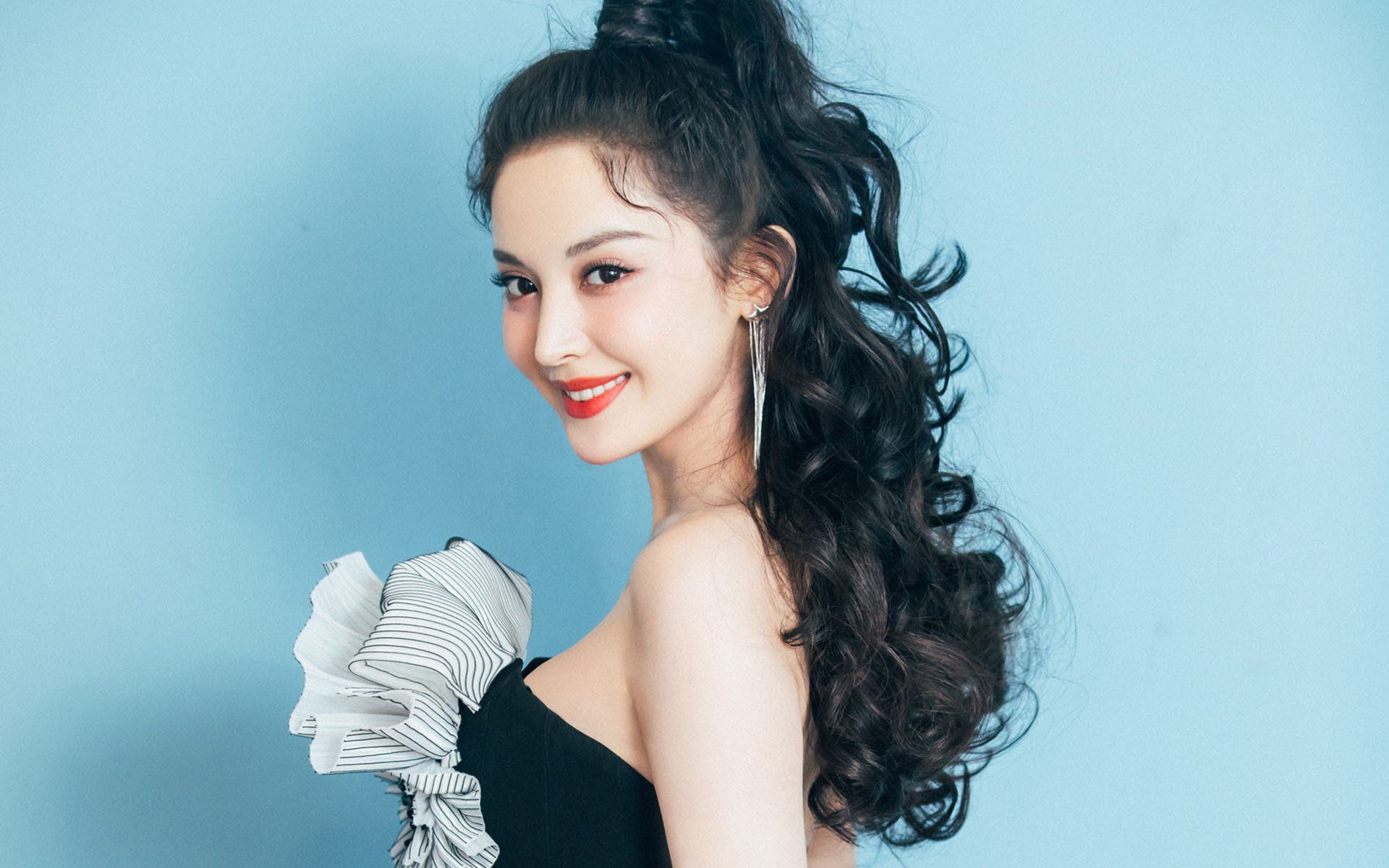 大型全市轮滑巡游,锻炼身体又娱乐放松,轮滑演出视频